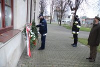 zdjęcie przedstawia złożenie wińca pod pomnikiem marszałka jozefa piłsudskiego