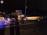 zdjęcie przedstawia trzy samochody które brały udział w zdarzeniu drogowym w sobotę na drodze krajowej numer 19