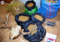 zdjęcie przedstawia produkty bez akcyzy któe u siebie w mieszkaniu przechowywał 58-latek z gminy Ostrówek