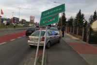 zdjęcie przedstawia policjantów którzy wykonują czynności służbowe podczas zdarzenia drogowego