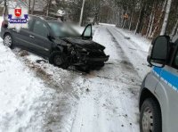 zdjęcie przedstawia rozbity samochod którym uciekał poszukiwany listem gończym mężczyzna