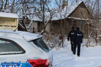 zdjęcie przedstawia policjantów, którzy patrolują miejsca gdzie mogą przebywac osoby narażone na wychłodzenie