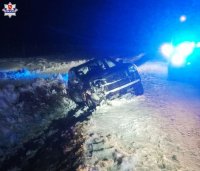 zdjęcie przedstawia samochód marki nissan po zdarzeniu drogowym w Klementynowie