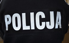 zdjęcie przedstawia mundur z napisem policja