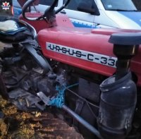 zdjęcie przedstawia ciągnik rolniczy marki Ursus którego stan techniczny nie pozwala nma jego użytkowanie.