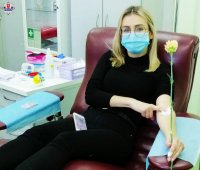 zdjecie przedstawia policjantkę oddajacą krew