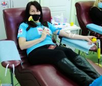 zdjęcie przedstawia pracownika cywilnego oddającego krew