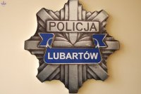 zdjęcie poglądowe przedstawia logo policji
