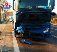 zdjęcie przedstawia samochód ciężarowy biorący udział w kolizji
