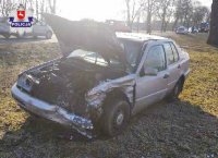 zdjęcie przedstawia samochód osobowy marki volkswagen, który brał udział w zdarzeniu drogowym w Łukówcu