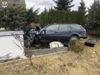 zdjecie przedstawia samochód który brał udział w zdarzeniu drogowym