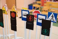 zdjęcie przedstawia mini miasteczko dla przedszkolaków