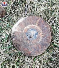 zdjęcie przedstawia niewybuch znaleziony przy drodze w okolicach Nowego Uścimowa