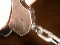 zdjęcie poglądowe przedstawia zapięcie od kajdanek założonych na ręce