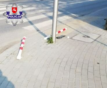 zdjeice przedstawia słupki drogowe ktore uszkodził pijany kierowca