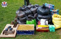 zdjęcie pokazuje towar bez akcyzy znaleziony u 59-letniego mieszkańca gminy Ostrówek