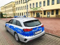 zdjęcie przedstawia radiowóz pod szpitalem w Łęcznej