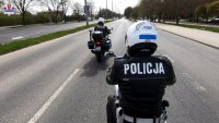 zdjęcie przedstawia dwóch policjantów na motocyklach na drodze