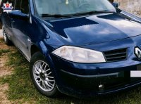zdjęcie przedstawia samochód marki renault który brał udział w zdarzeniu drogowym