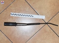 zdjęcie przedstawia palkę teleskopowa która młody mężczyzna uderzał swojego znajomego