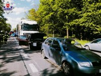 zdjęcie przedstawia dwa samochody które brały udział w wypadku w  Wandzinie