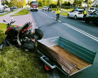 zdjecie przedstawia quada który stoi na poboczu