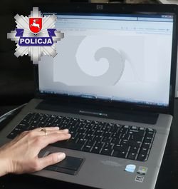 zdjecie przedstawia laptopa oraz położoną na nim dłoń