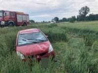 zdjęcie przedstawia samochód marki mitsubishi który brał udział w sobotnim zdarzeniu drogowym w Przypisówce