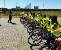 zdjęcie przedstawia policjanta na spotkaniu z dziećmi w szkole