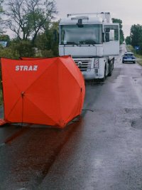 zdjęcie przedstawia samochód ciężarowy który brał udział w zdarzeniu drogowym w Ciotczy
