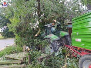 zdjęcie przedstawia ciągnik rolniczy, który wjechał w dom mieszkalny