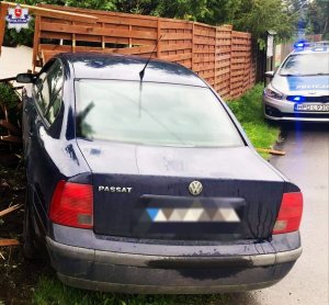 zdjecie przedstawia rpzbity samochod