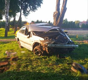 zdjęcie przedstawia samochód, który brał udział w zdarzeniu drogowym i wypadł z drogi