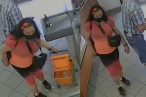 Poszukiwana kobieta, która ubrana jest w różowo-czarną bluzkę i spodnie typu dres.