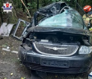 zdjęcie przedstawia samochód osobowy, który brał udział w zdarzeniu drogowym