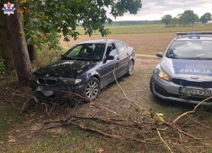 na zdjęciu widać samochód marki bmw po lewej stronie a po prawej radiowóz policyjny