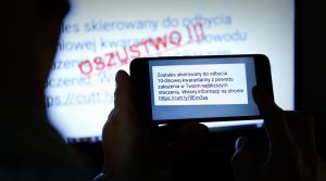zdjęcie przedstawia sms od oszusta w telefonie komórkowym