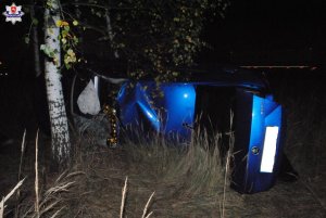 zdjęcie przedstawia samochód marki skoda fabia który lezy na lewej stronie