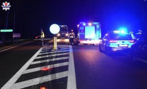 zdjęcie przedstawia służby ratownicze w akcji na zdarzeniu drogowym w Woli Lisowskeij