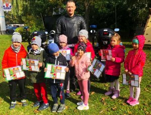 policjant   z dziecmi na spotkaniu