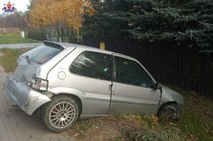 zdjęcie przedstawia samochod osobowy który stoi częsciowo na chodniku