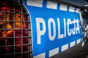 zdjęcie przedstawia tył policyjnego radiowozu