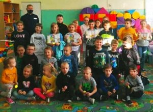 zdjęcie przedstawia policjanta z dziećmi