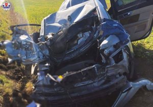 samochód po dachowaniu w Pałecznicy