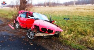 samochód bmw koloru czerwonego, który brał udział w zdarzeniu drogowym