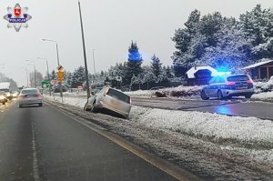 samochód osobowy w rowie, policja na światłach