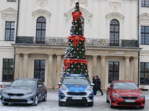 nowe radiowozy przekazane dla Komendy Powiatowej Policji w Lubartowie od samorządów