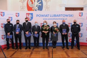 Komendant Powiatowy Policji w Lubartowie inspektor Andrzej Antoniewski wraz z władzami samorządowymi