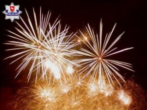 zdjecie przedstawia fajerwerki noworoczne