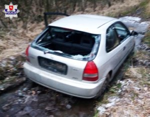 odzyskana honda znaleziona w lesie